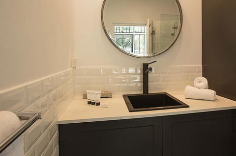 Elegant Family Home Close To Harbour And Views - Accommodation in Surfers Paradise 7
