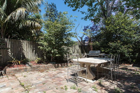 Elegant Family Home Close To Harbour And Views - Accommodation in Surfers Paradise 14