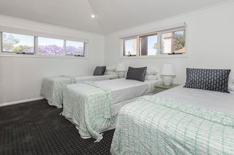 Elegant Family Home Close To Harbour And Views - Accommodation in Surfers Paradise 9