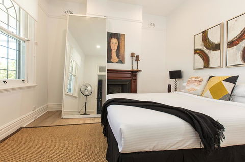 Elegant Family Home Close To Harbour And Views - Accommodation in Surfers Paradise 2