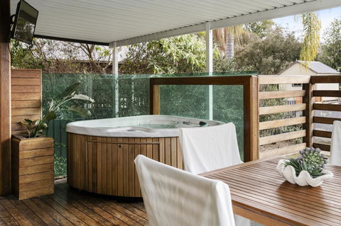 The Spa Cottage With HotTub, Netflix & Stan - Accommodation in Surfers Paradise 24