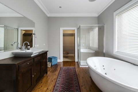 The Spa Cottage With HotTub, Netflix & Stan - Accommodation in Surfers Paradise 12