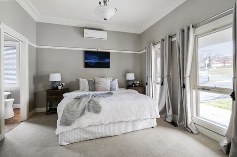 The Spa Cottage With HotTub, Netflix & Stan - Accommodation in Surfers Paradise 13