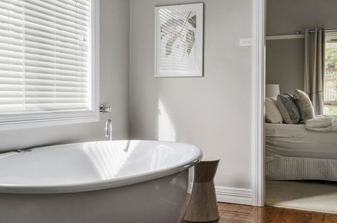 The Spa Cottage With HotTub, Netflix & Stan - Accommodation in Surfers Paradise 3