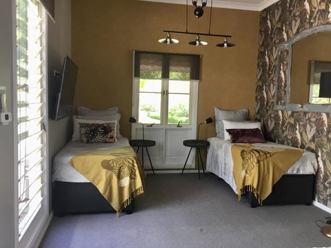 Chanticleer Gardens Barn Cottage With A Pool - Accommodation in Surfers Paradise 14