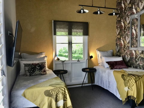 Chanticleer Gardens Barn Cottage With A Pool - Accommodation in Surfers Paradise 6