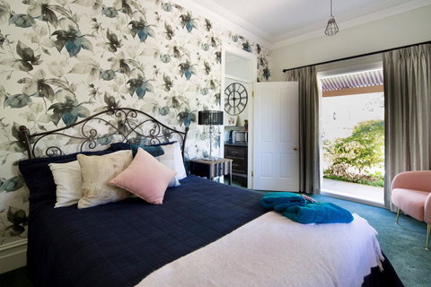 Chanticleer Gardens Barn Cottage With A Pool - Accommodation in Surfers Paradise 35
