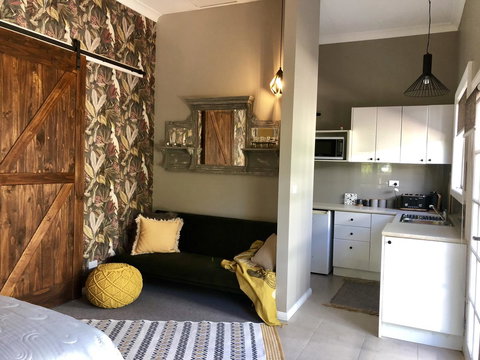 Chanticleer Gardens Barn Cottage With A Pool - Accommodation in Surfers Paradise 19