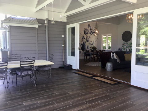 Chanticleer Gardens Barn Cottage With A Pool - Accommodation in Surfers Paradise 10