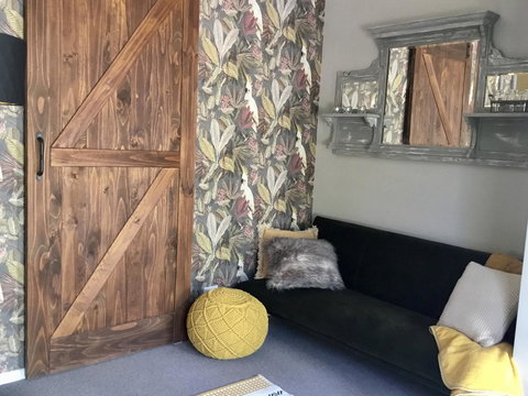 Chanticleer Gardens Barn Cottage With A Pool - Accommodation in Surfers Paradise 7