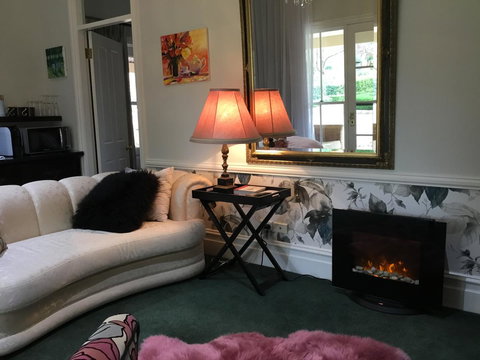 Chanticleer Gardens Barn Cottage With A Pool - Accommodation in Surfers Paradise 42