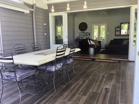 Chanticleer Gardens Barn Cottage With A Pool - Accommodation in Surfers Paradise 12