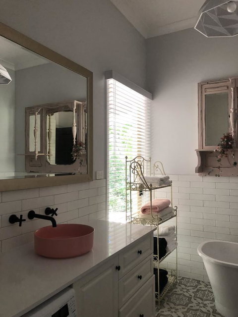 Chanticleer Gardens Barn Cottage With A Pool - Accommodation in Surfers Paradise 33