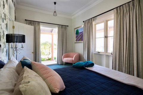 Chanticleer Gardens Barn Cottage With A Pool - Accommodation in Surfers Paradise 36