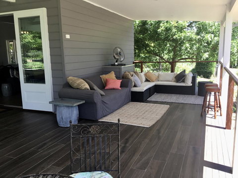 Chanticleer Gardens Barn Cottage With A Pool - Accommodation in Surfers Paradise 1