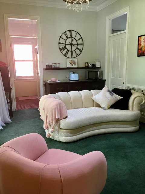 Chanticleer Gardens Barn Cottage With A Pool - Accommodation in Surfers Paradise 41