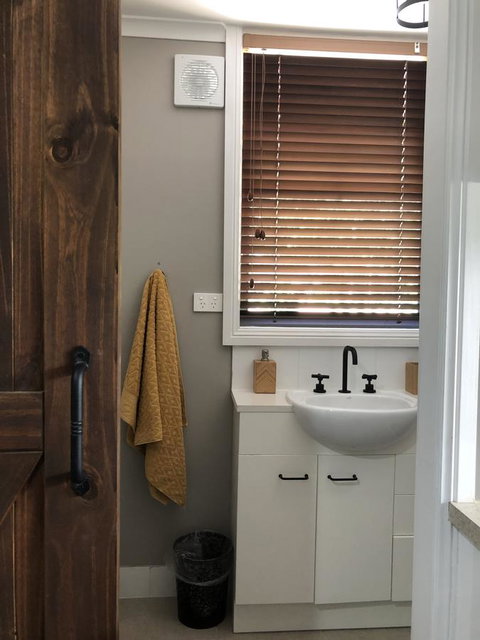 Chanticleer Gardens Barn Cottage With A Pool - Accommodation in Surfers Paradise 22