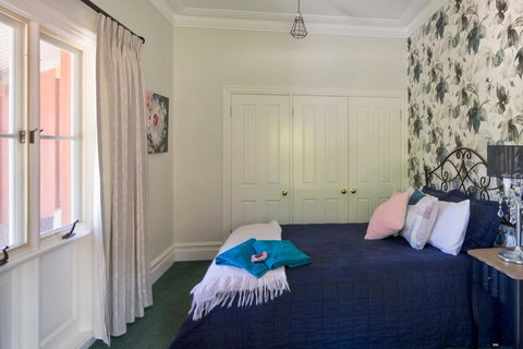 Chanticleer Gardens Barn Cottage With A Pool - Accommodation in Surfers Paradise 40