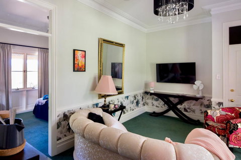 Chanticleer Gardens Barn Cottage With A Pool - Accommodation in Surfers Paradise 44