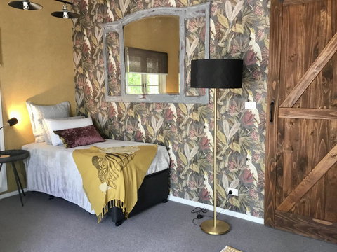 Chanticleer Gardens Barn Cottage With A Pool - Accommodation in Surfers Paradise 2