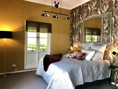 Chanticleer Gardens Barn Cottage With A Pool - Accommodation in Surfers Paradise 18