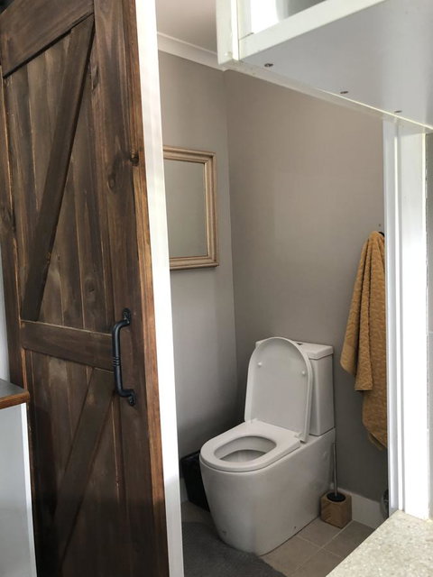 Chanticleer Gardens Barn Cottage With A Pool - Accommodation in Surfers Paradise 21