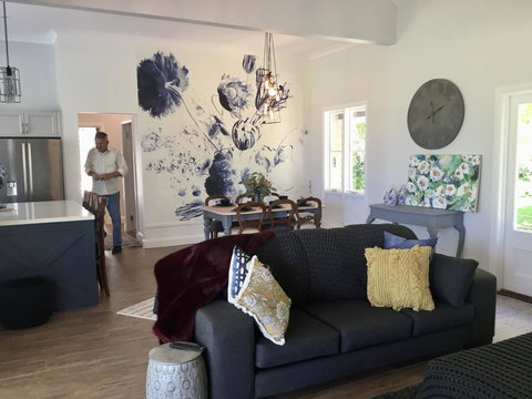 Chanticleer Gardens Barn Cottage With A Pool - Accommodation in Surfers Paradise 13