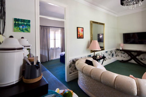 Chanticleer Gardens Barn Cottage With A Pool - Accommodation in Surfers Paradise 43