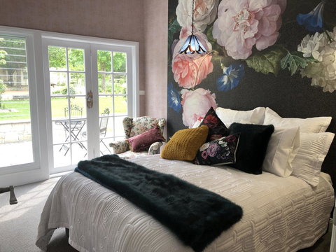 Chanticleer Gardens Barn Cottage With A Pool - Accommodation in Surfers Paradise 0