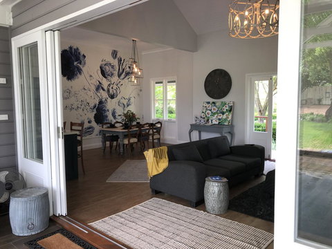 Chanticleer Gardens Barn Cottage With A Pool - Accommodation in Surfers Paradise 28