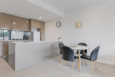 Stylish And Neat Two Bed Apartment In Wentworth Point - Accommodation in Surfers Paradise 3