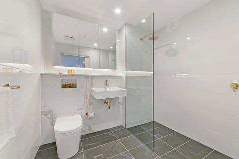 Stylish And Neat Two Bed Apartment In Wentworth Point - Accommodation in Surfers Paradise 9
