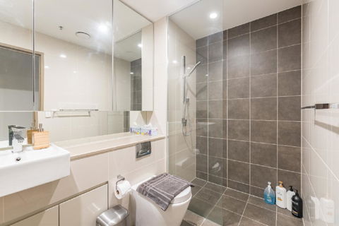 Sydney CBD Modern 2 Bedroom Apartment + Free Car Parking - Accommodation in Surfers Paradise 16