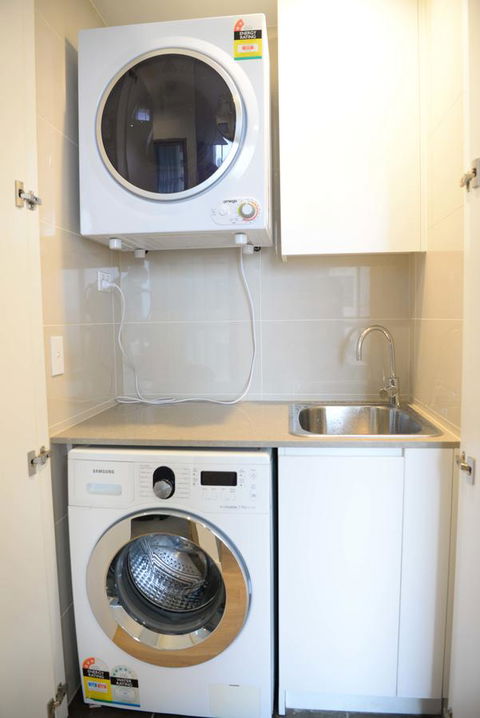 Sydney CBD Modern 2 Bedroom Apartment + Free Car Parking - Accommodation in Surfers Paradise 26