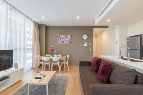 Sydney CBD Modern 2 Bedroom Apartment + Free Car Parking - Accommodation in Surfers Paradise 1