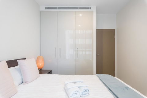 Sydney CBD Modern 2 Bedroom Apartment + Free Car Parking - Accommodation in Surfers Paradise 12
