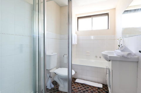 Stay In The Heart Of Randwick With Style - Accommodation in Surfers Paradise 4