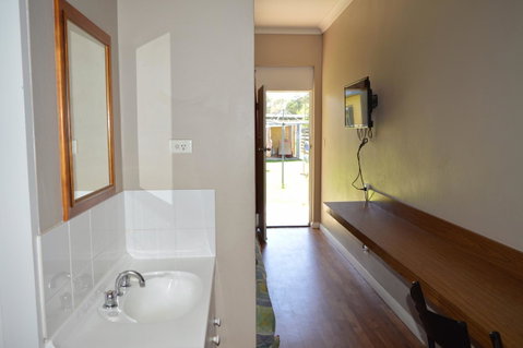 Brolga Hotel Motel - Coleambally - Accommodation in Surfers Paradise 3