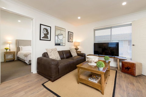 Sleeping In Style - Central & Sophisticated - Accommodation in Surfers Paradise 0
