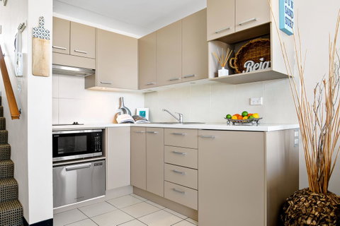 Relaxed Beachside Living - Accommodation in Surfers Paradise 6