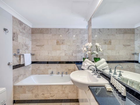 Panoramic Harbour Views And Unbeatable Comfort - Accommodation in Surfers Paradise 4