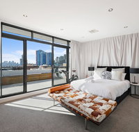 Darling Harbour Penthouse ViewsJacuzzi - Accommodation in Surfers Paradise