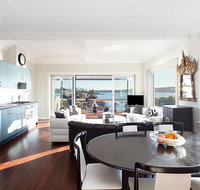 Art Deco Apartment With Breathtaking Water Views - Accommodation in Surfers Paradise