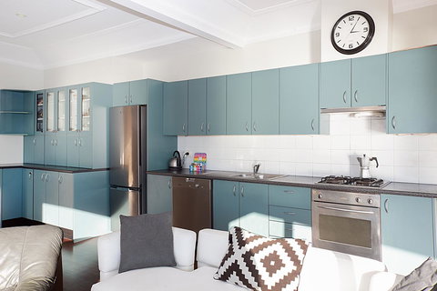 Art Deco Apartment With Breathtaking Water Views - Accommodation in Surfers Paradise 4