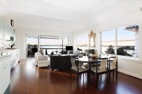 Art Deco Apartment With Breathtaking Water Views - Accommodation in Surfers Paradise 6