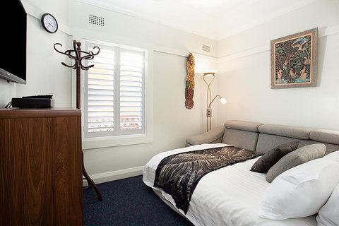 Art Deco Apartment With Breathtaking Water Views - Accommodation in Surfers Paradise 9