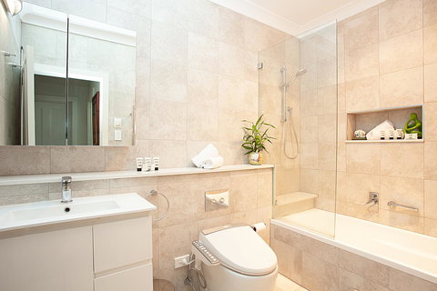 Art Deco Apartment With Breathtaking Water Views - Accommodation in Surfers Paradise 2