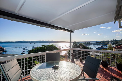 Art Deco Apartment With Breathtaking Water Views - Accommodation in Surfers Paradise 3