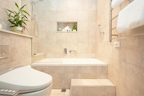 Art Deco Apartment With Breathtaking Water Views - Accommodation in Surfers Paradise 5