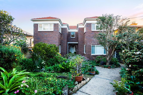 Art Deco Apartment With Breathtaking Water Views - Accommodation in Surfers Paradise 13